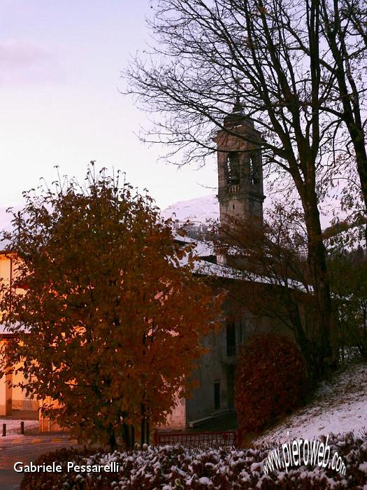 chiesa autunnale con neve.jpg